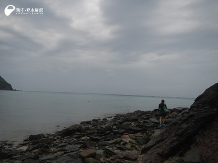 夜明けの海岸と北嶋トリーター