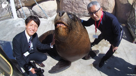 子どもたちの父親と触れ合う