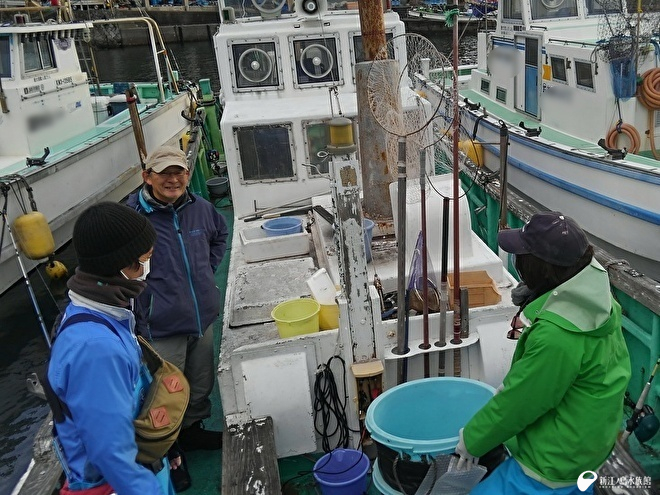 出航前の天恵丸と船長