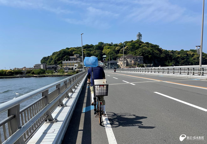 自転車に乗る山本トリーター