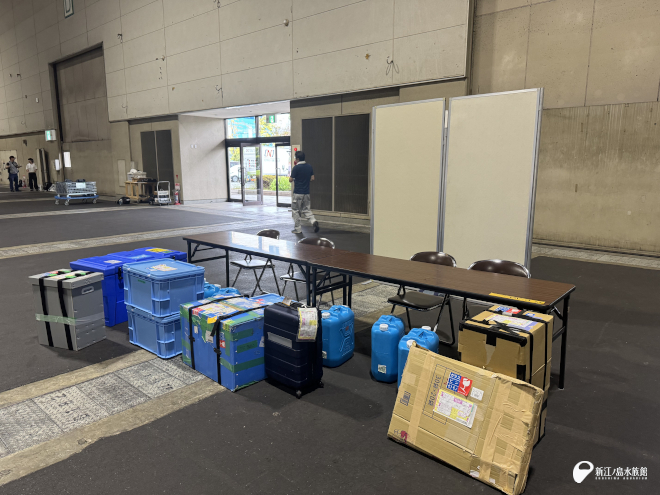 ブースに届いた荷物と海水