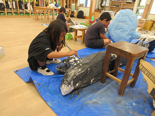 年長のみなさんが制作をしているようす１