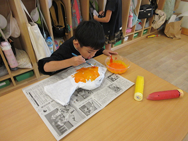 年長のみなさんが制作をしているようす２