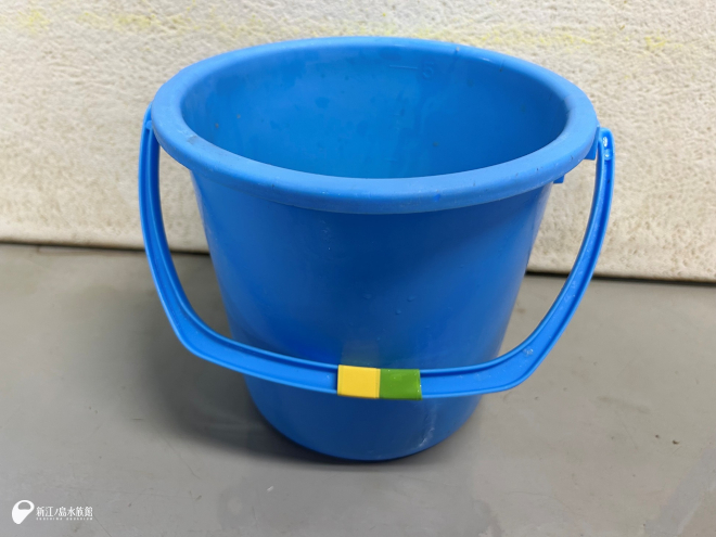 「ライム」の魚を入れるバケツ