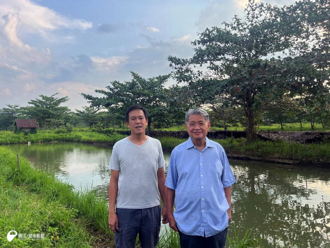 クレスナプサカティルタレスタリ養魚場のインドラ氏(右)とイバン氏(左)