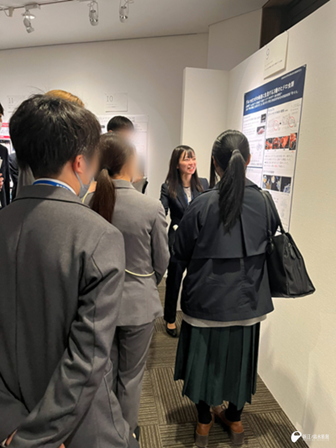 ポスター発表中のようす