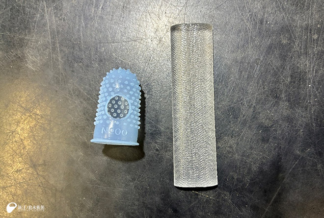 指サックとプラスチック粘土