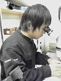顕微鏡でヒクラゲの卵を探している北里大の学生さん