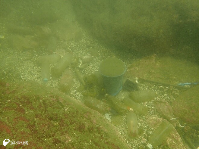 海底に溜まっていたペットボトル