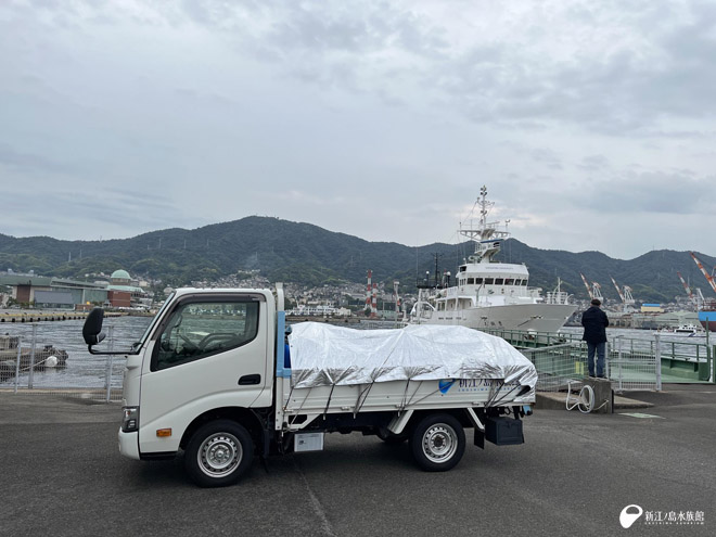 荷物を積み込んだトラック