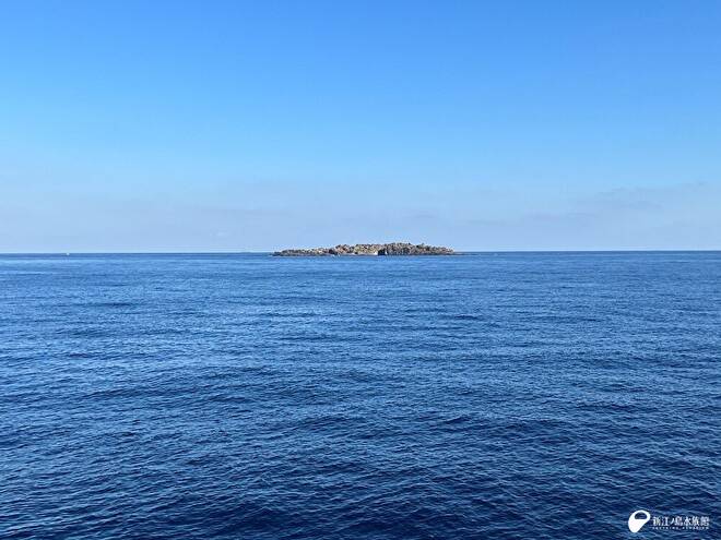 昭和硫黄島も白波ひとつないベタ凪です