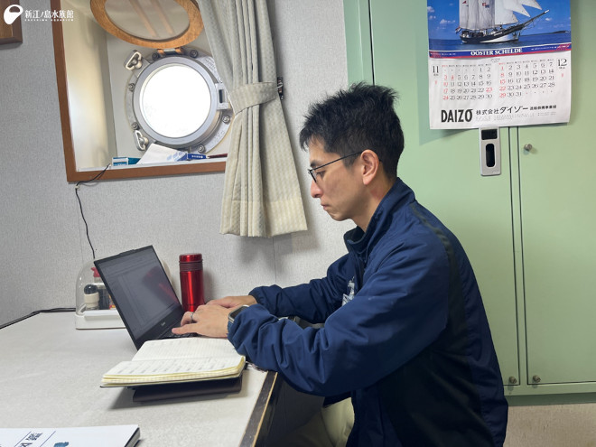 真剣な表情で作業する園山トリーター