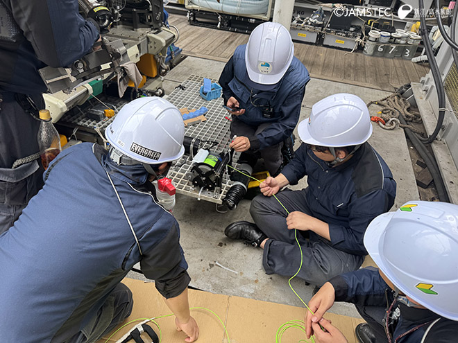 ケーブルドラムに細工を施す「KM-ROV」チームの方々