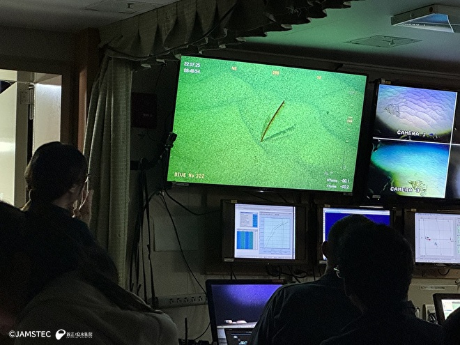「KM-ROV」の画面のそばで採集の指示をするウミエラ研究者の方