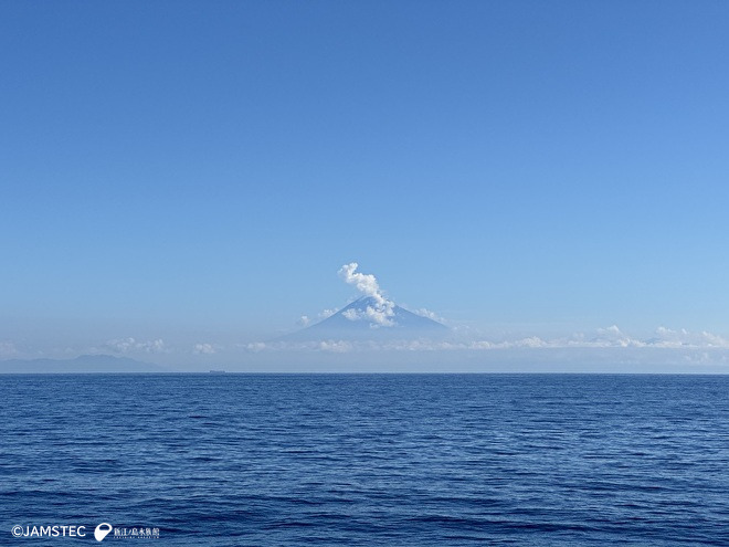 駿河湾から望む富士山