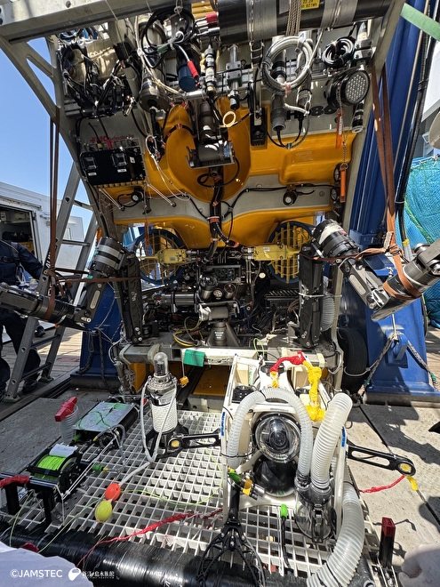 「TPF2」とCave Camを搭載した「KM-ROV」