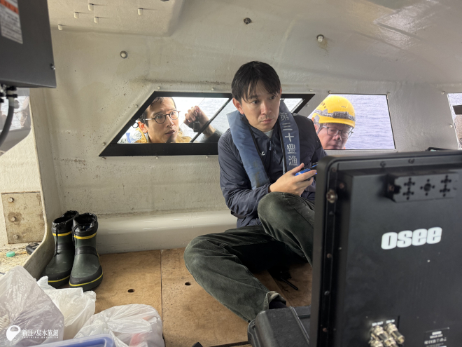 食い入るように海底の映像を見る