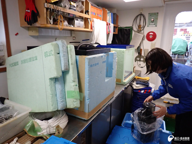 濡れながらの荷物積み込みと水槽設置作業