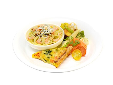 野菜のキッシュとしらすのパスタプレート